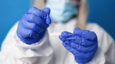 Tıbbi PPE giysili bir doktorun yakınında COVID-19 Coronavirus PCR testi yapılıyor.