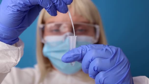 Covid 19 PCR teszt. Orvos védőruha orvosi maszk kesztyű segítségével tampon nyál minta diagnosztikai kovid 19 koronavírus vírus — Stock videók