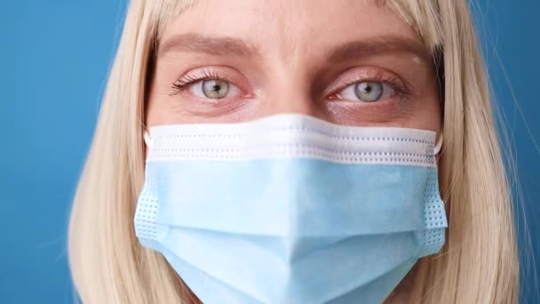 El primer plano de la doctora o enfermera de 30 años usa guantes azules quitándose la mascarilla para respirar en el laboratorio. — Vídeo de stock