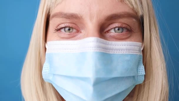 Close up of 30s woman doctor looking at camera wearing face mask during covid-19 outbreak. — Stock Video