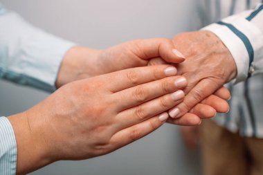 Anneler Günün kutlu olsun. Yaşlılar ve gençler rahatlık ve sempati için el ele tutuşuyorlar. Güçlü bağlantı gizli konuşma