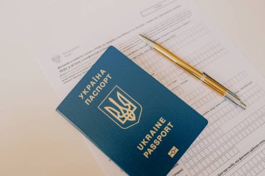 PESEL belgesi, Ukrayna pasaportu, beyaz arka plan. Polonya 'daki ulusal kimlik numarası. Polonya kimliği. Resmi kişisel belge