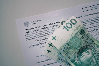 2022 Polonya kimliği. PESEL. Polonya 'daki kimlik numarası. Zloty ve para ve belge beyaz masa