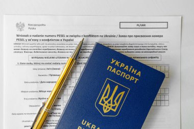 PESEL belgesi, beyaz arkaplanda Ukrayna pasaportu.