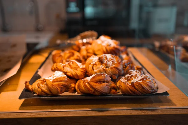 Свежеиспеченные булочки с корицей в современном кафе — стоковое фото