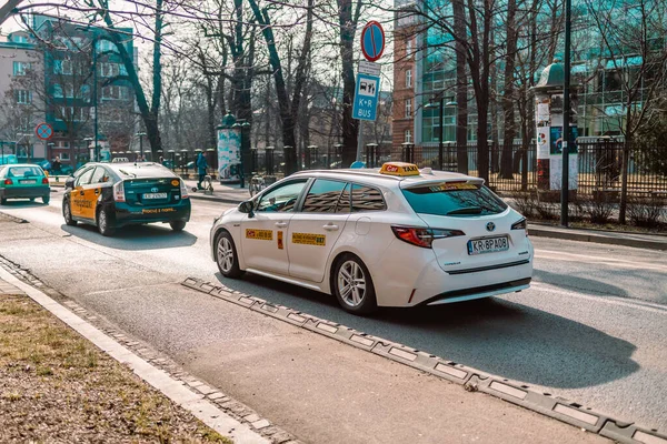 Tráfico de un taxi blanco en la carretera.Cracovia Polonia marzo 15, 2022 — Foto de Stock