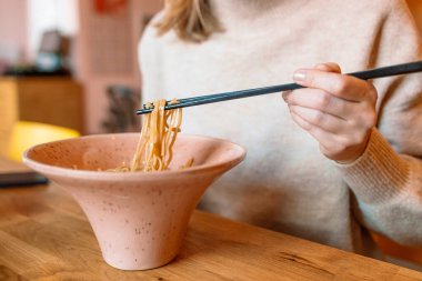 Erişte çubukla yemek kadın el görünümünü