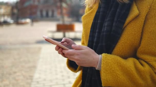 Felice 20s ragazza divertirsi utilizzando il telefono cellulare all'aperto in città — Video Stock