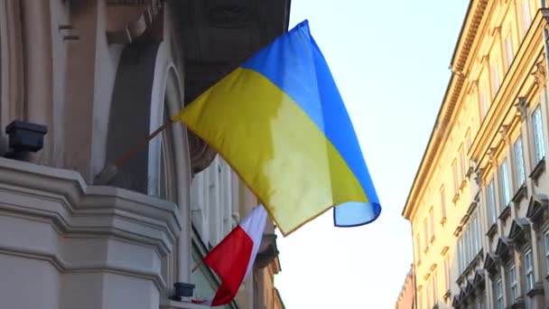 Bandera de Ucrania en edificio de la ciudad. Guerra en Ucrania — Vídeo de stock