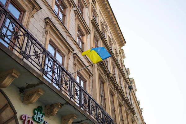 Флаг Украины в городском строительстве. Война на Украине — стоковое фото