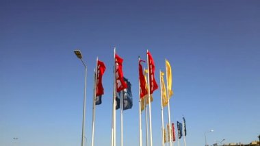 IKEA bayrakları Krakow 'da gökyüzüne karşı - IKEA dünyanın en büyük mobilya perakendecisi ve mobilya montajına hazır satış yapıyor