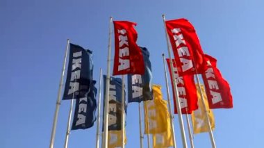 IKEA bayrakları Krakow 'da gökyüzüne karşı - IKEA dünyanın en büyük mobilya perakendecisi ve mobilya montajına hazır satış yapıyor
