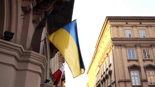 Флаг Украины в городском строительстве. Война на Украине — стоковое видео