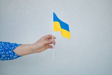  Beyaz eller, arka planda Ukrayna bayrağını tutuyor 
