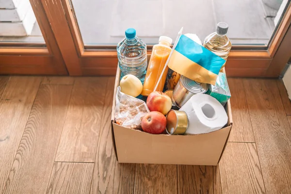  Ukraynalı çocuklar ve insanlar için farklı market ürünlerinin olduğu kağıt dolu bir bağış kutusu. Ukrayna Bağışı. Gönüllü olmak, bağışta bulunmak, yardım amaçlı mülteciler, savaş..