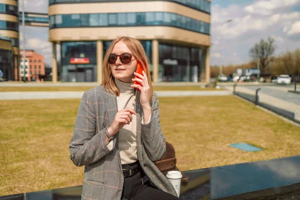 30 'lu yaşlarda, keyifli bir bayan. Dışarıda dinlenirken arkadaşıyla cep telefonuyla konuşuyor. Cep telefonuyla konuşan mutlu bir kadın. 