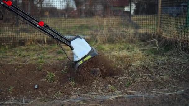 Un agricoltore che lavora nel campo arando la terra con un aratro in una fattoria. Coltivazione biologica di prodotti naturali. Agricoltura — Video Stock