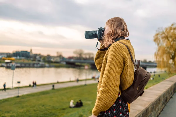 Outdoor lifestyle portrait of 30s caucasian young woman with travel . camera take photo city streets, copy space mockup — Stockfoto
