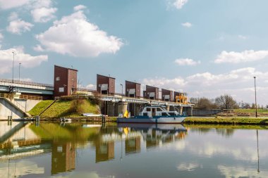 Tekne Vistula rıhtımının kıyısına demirlemiş, Krakow, Polonya