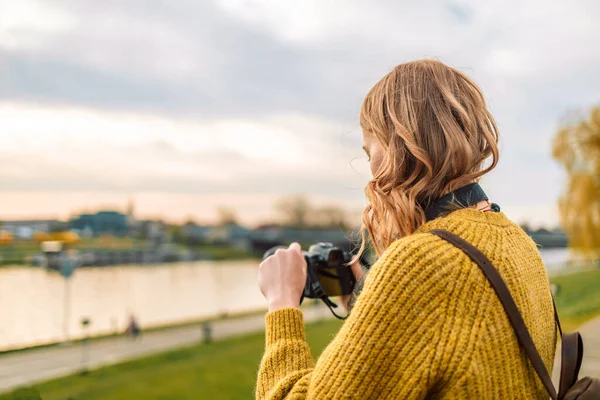 白人女孩在户外用数码相机拍照 年轻的金发女摄影师调整相机拍照的城市 — 图库照片
