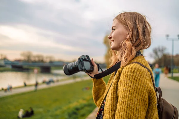 Traveler Wanita Muda Kaukasia Perjalanan Atau Gadis Menggunakan Kamera Mengambil — Stok Foto