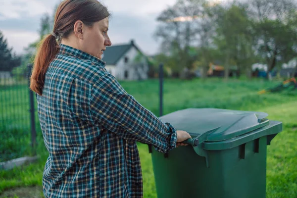 プラスチック汚染問題 ヨーロッパの20代の女の子はゴミを家の近くで分別することができます ゴミ容器にゴミを入れなさい ボランティアと責任ある社会 — ストック写真