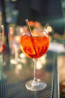 Şarap bardakları taze aperol spreyli kokteyller servis edilen masada..