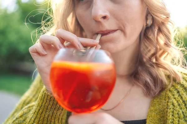 若いブロンドの髪の終わり30ヨーロッパの女性は屋外のバーでスプリッツアペロールカクテルを飲んでいます 幸せの瞬間 — ストック写真