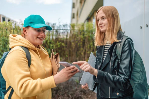 Entrega Mujer Dando Paquete Carta Correo Papel Destinatario Junto Edificio — Foto de Stock