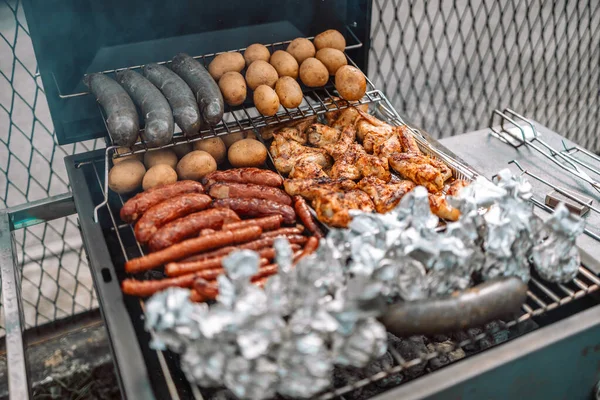 Nahaufnahme Eines Verkäufers Von Warmen Speisen Beim Kochen Von Schweinswürsten — Stockfoto