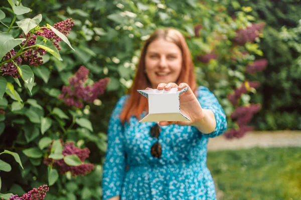 Счастливая Летняя Женщина Держит Руках Маленький Белый Макет Бумажной Коробки — стоковое фото