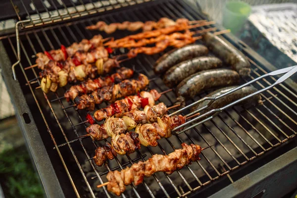 Nahaufnahme Eines Verkäufers Von Warmen Speisen Beim Kochen Von Schweinswürsten — Stockfoto