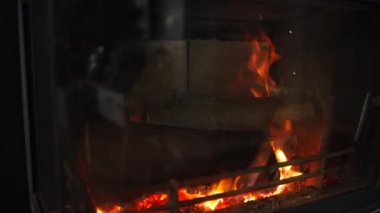 Şömine odun odunlarıyla yanıyor. Noel, kış ve seyahat konsepti. Sıcak sıcak bir ev.. 