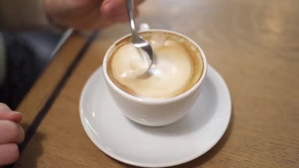 Ręka Kobiety Wylewa Cukier Miesza Kawę Łyżeczką Czas Kawę — Wideo stockowe