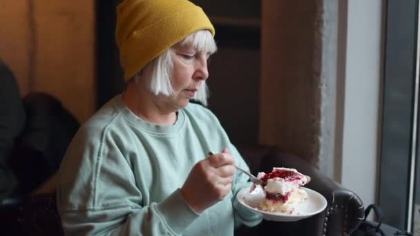 50S Γυναίκα Τρώει Κέικ Τυρί Cottage Σάλτσα Μούρου Στο Εστιατόριο — Αρχείο Βίντεο