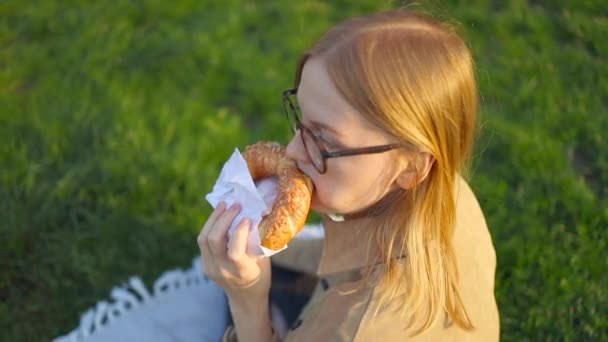 Turista Rubia Años Mujer Come Bagel Obwarzanek Tradicional Cocina Polaca — Vídeos de Stock