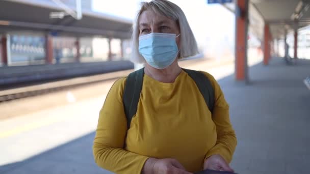 Retrato Mujer Joven Caucásica Viajero Con Pasaporte Ucraniano Usar Mascarilla — Vídeo de stock