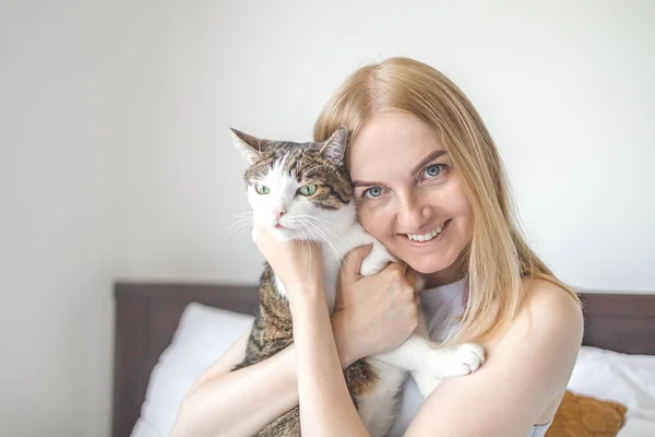 Γυναίκα Αγκαλιάζει Γάτα Στα Χέρια Στο Σπίτι Μείνε Σπίτι Προσέχεις — Φωτογραφία Αρχείου