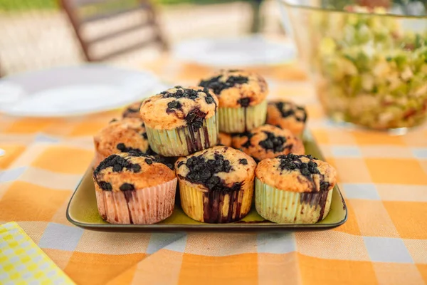 Γλυκό Νόστιμο Μούρο Cupcakes Muffins Στο Πιάτο Στο Φόντο Χρώμα — Φωτογραφία Αρχείου