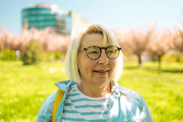 Portrait Beautiful Smiling 50S Woman Glasses City Summer Park — Stockfoto