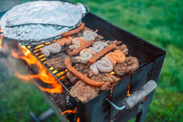 Würzige Rippchen Verschiedene Leckere Grillhühnchen Und Bratwurst Mit Gemüse Über — Stockfoto