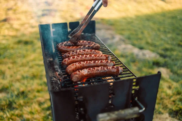 Griller Les Saucisses Sur Barbecue Concentration Sélective — Photo