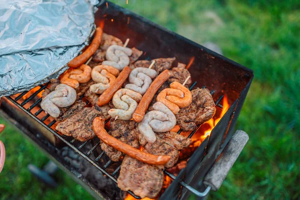 Würzige Rippchen Verschiedene Leckere Grillhühnchen Und Bratwurst Mit Gemüse Über — Stockfoto