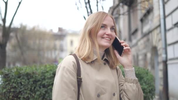 Щаслива Блондинка Років Жінка Стоїть Користується Телефоном Парку Радіє Усмішкою — стокове відео