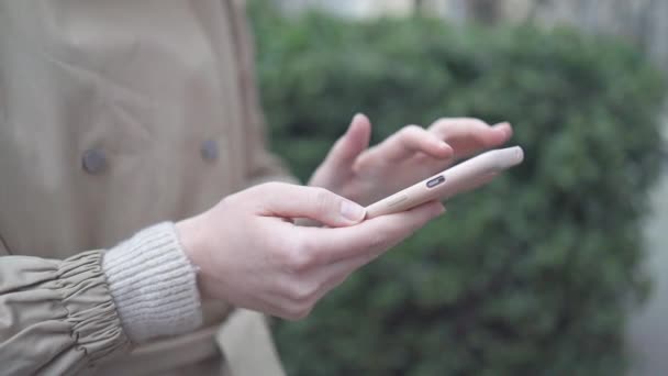 Europese Vrouw Handen Met Behulp Van Smart Phone Buiten Tegen — Stockvideo