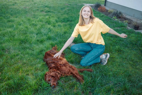 Gelukkige Blonde Dertiger Jaren Vrouw Die Speelt Met Hond Irish — Stockfoto