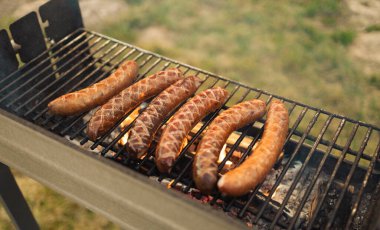 Izgarada ızgara sosis. Seçici odak. 