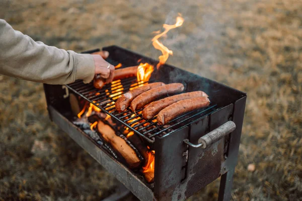 Saucisses Grillées Flammes Grillades Fermer Fond Bbq — Photo