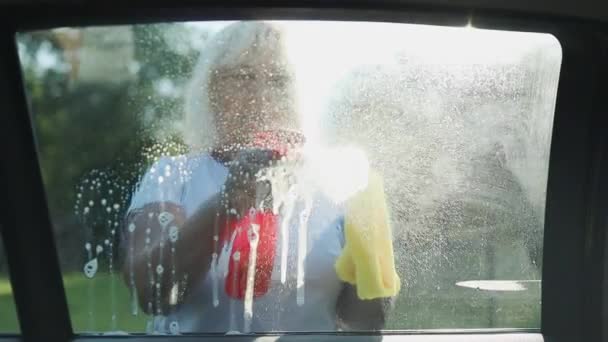 Samice Ručně Čistící Auto Okno Mikrovláknitou Látkou Skleněnou Čistící Kapalinou — Stock video