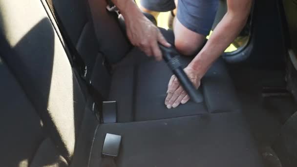 Muž Hoovering Seat Car Během Čištění Auta Vysoce Kvalitní Fullhd — Stock video